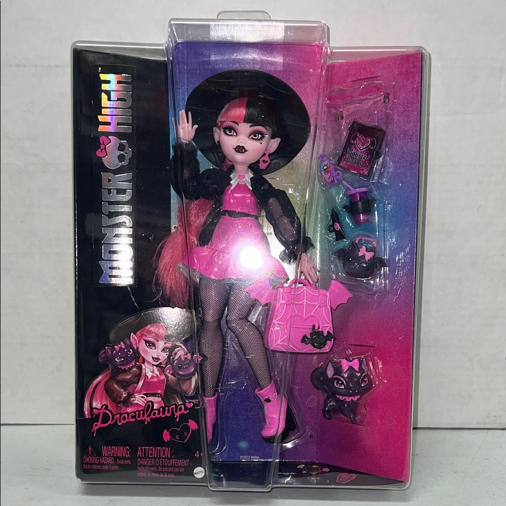 Monster High DRACULAURA 11 inch Doll w/ Pet Bat-Cat